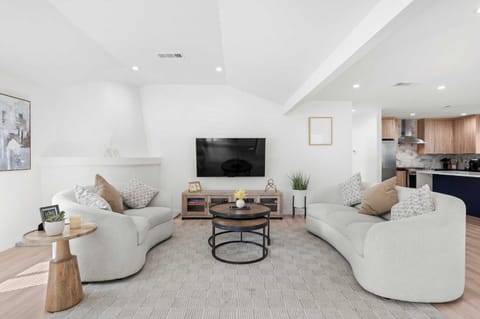 Spacious Modern Retreat w Luxury Amenities & Style House in Sherman Oaks