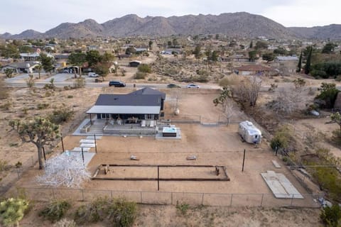 Property building, Neighbourhood, Natural landscape, Mountain view, Street view, Location