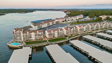 The Lookout Top Floor Panoramic Views House in Osage Beach