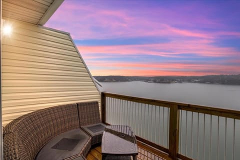 The Lookout Top Floor Panoramic Views House in Osage Beach