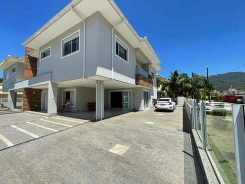 cód 124 - Casa excepcional á 280 metros do mar! Villa in Florianopolis