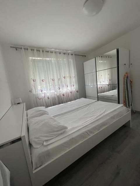 APPARTAMENT 85m2 A 5KM DE BASEL AU 1ERE ETAGE DANS UN CARTIER TRES CALME Apartment in Weil am Rhein