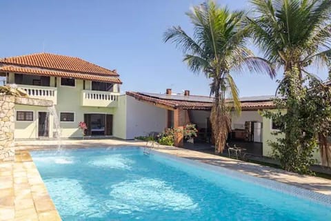 Casa na praia com piscina aquecida House in Peruíbe