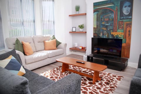 Communal lounge/ TV room, TV and multimedia, Living room, Seating area, Evening entertainment