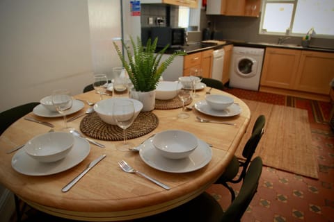 Coffee/tea facilities, Kitchen or kitchenette, Seating area, Dining area, washing machine