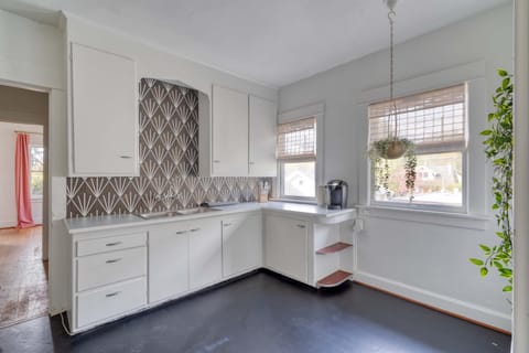 Stay Portland - Lively 2BR Old Hollywood Apt - 92 WalkScore Apartment in Portland