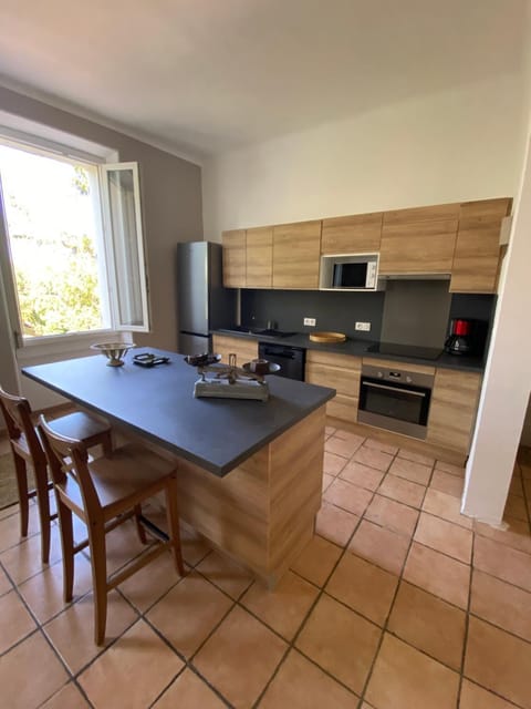 Kitchen or kitchenette, Dining area, oven, stove