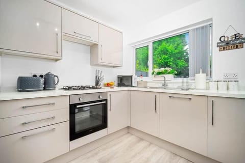 Witton Lodge 3 Bedroom House - Long Stay Offers House in The Royal Town of Sutton Coldfield