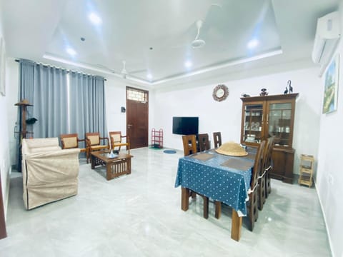 Communal lounge/ TV room, TV and multimedia, Living room, Seating area, Dining area