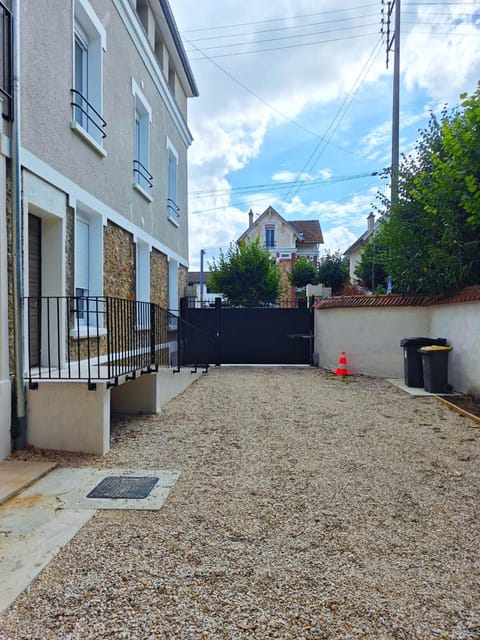 Property building, Day, Neighbourhood, Street view