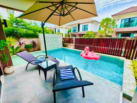 Day, Pool view, Swimming pool, sunbed