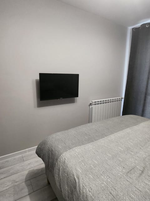 Bed, TV and multimedia, Bedroom