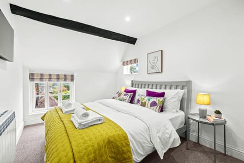 Bed, View (from property/room), Photo of the whole room, Decorative detail, Decorative detail, Bedroom, towels