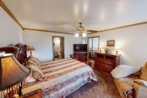 Bed, TV and multimedia, Photo of the whole room, Seating area, Bedroom, Mountain view