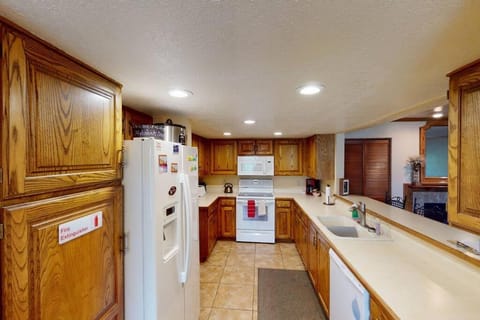 Kitchen or kitchenette, Seating area, Dining area, dishwasher, microwave, oven, stove, toaster