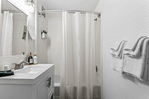 Shower, Bathroom, towels