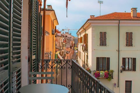 Balcony/Terrace, Street view