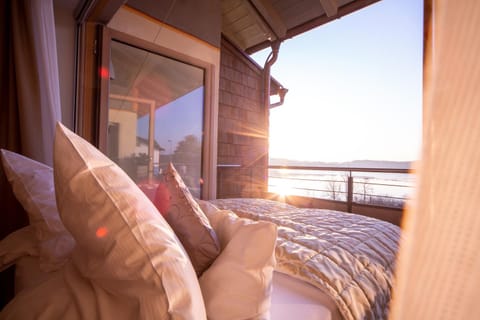 Balcony/Terrace, Photo of the whole room, Bedroom, Lake view