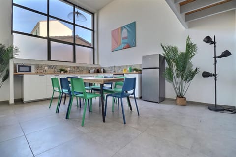 Kitchen or kitchenette, Seating area, Dining area