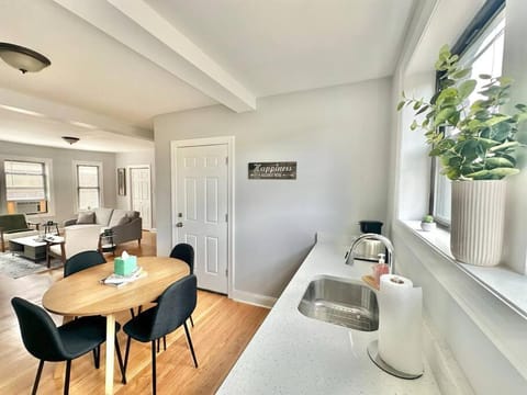 Cozy Retreat, Prime Location Near Loyola & Beach! Apartment in Rogers Park