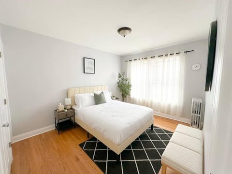 Cozy Retreat, Prime Location Near Loyola & Beach! Apartment in Rogers Park
