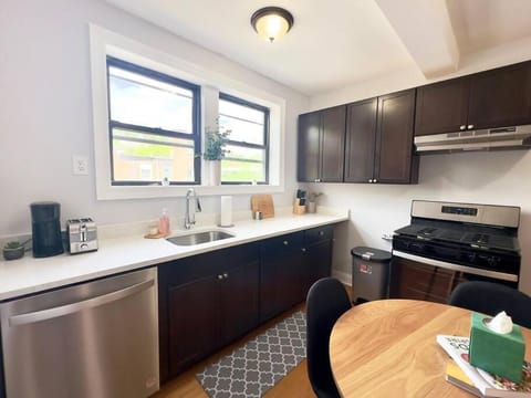 Cozy Retreat, Prime Location Near Loyola & Beach! Apartment in Rogers Park