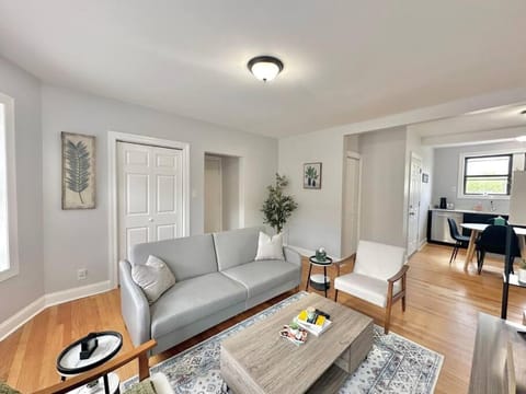 Cozy Retreat, Prime Location Near Loyola & Beach! Apartment in Rogers Park