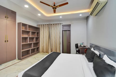 Bed, TV and multimedia, Living room, Photo of the whole room, Seating area, Bedroom, fireplace, wardrobe, air conditioner