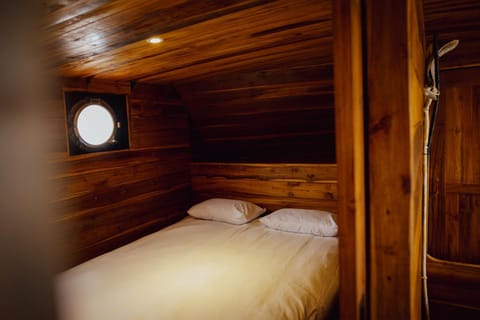 Floating Ship Hotel in Uluwatu with Sixteen beds Docked boat in Bali