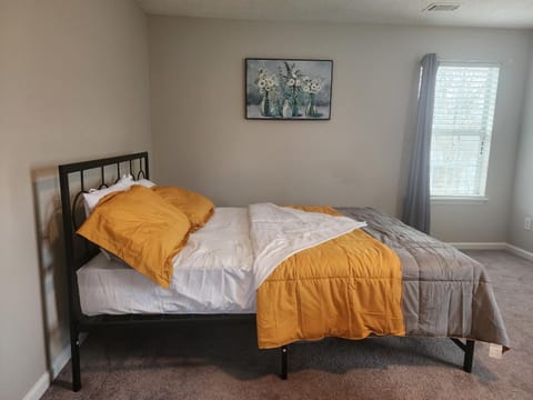 Masters room and bath near Wellstar, Shopping Center, 6 flags, walk trails, and Urlaubsunterkunft in Mableton