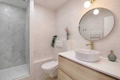 Shower, Toilet, Bathroom, bidet, heating, heating, towels