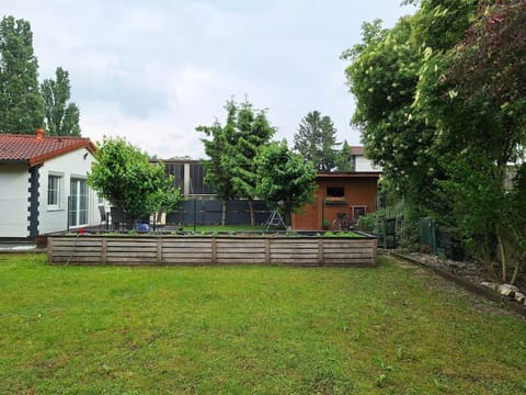 Gartenhaus am Stadtrand von Wien mit Parkplatz House in Vienna