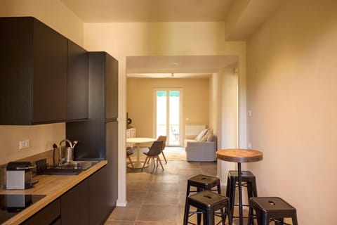 Coffee/tea facilities, Kitchen or kitchenette, Living room, Seating area, Dining area