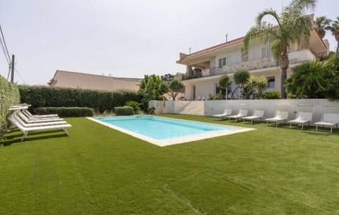 Pool view, Swimming pool, sunbed