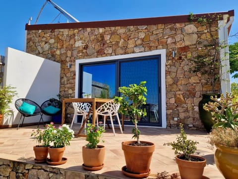 Property building, Day, Balcony/Terrace