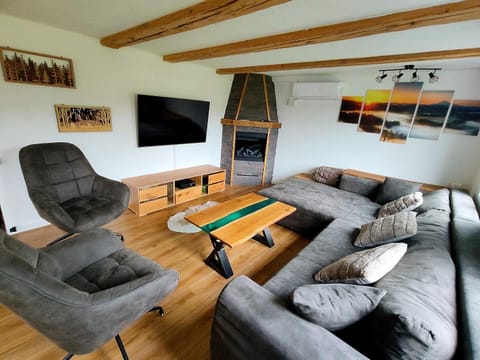 Communal lounge/ TV room, TV and multimedia, Living room, Seating area, Evening entertainment