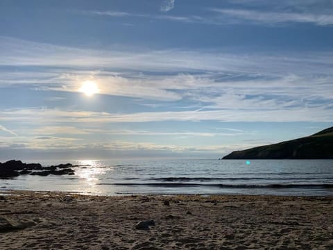 Explore Anglesey 5 min to beach House in Cylch-y-Garn