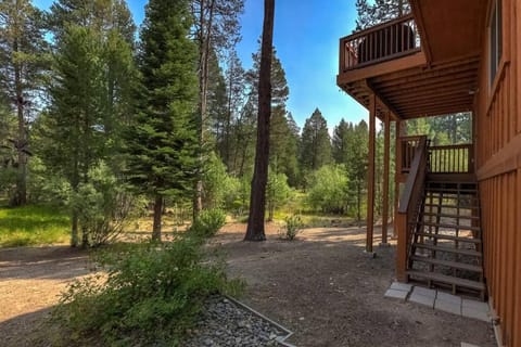 Sierra Solace - Forest & Seasonal River Out Back House in South Lake Tahoe