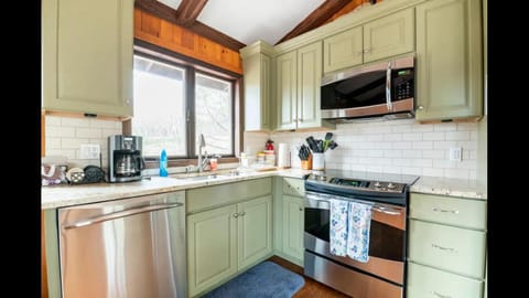 Coffee/tea facilities, Kitchen or kitchenette, dishwasher, oven, stove