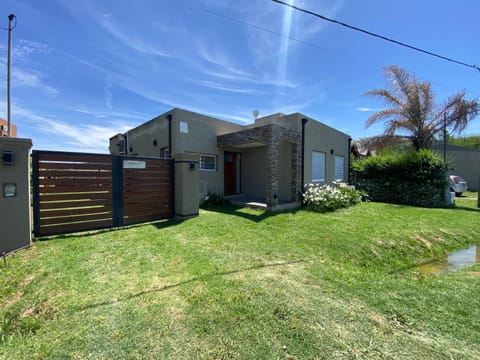 Property building, Spring, Day, Garden, Garden view