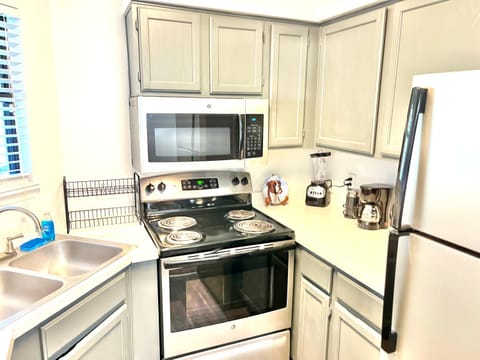 Coffee/tea facilities, Kitchen or kitchenette, dishwasher, stove