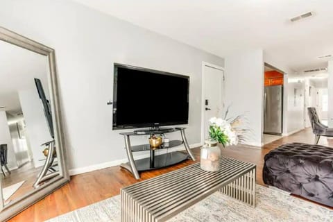 Stylish 3 bedroom 2 bathroom Apt w Patio EWR Mins from NYC Apartment in Newark