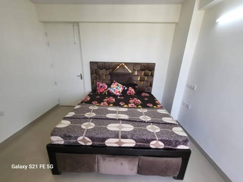 BnBBuddy Modern Party Apt in Gurgaon Apartment in Gurugram