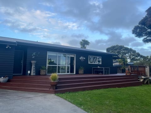 STAY AT RAGLAN - Large 2 bedroom House in Raglan