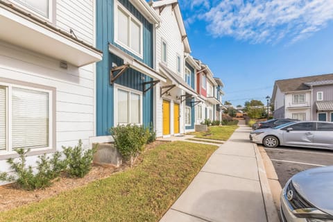 Vibrant Townhome with Pool Gym and Work Desk House in Clemson