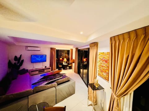 Communal lounge/ TV room, TV and multimedia, Living room, Seating area, Evening entertainment