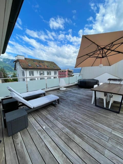 Patio, BBQ facilities, View (from property/room), Balcony/Terrace, Decorative detail, Seating area, Dining area, City view, Lake view, Landmark view, Mountain view, furniture, internet