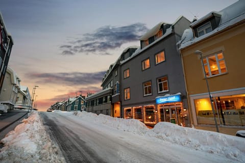 Property building, Day, Neighbourhood, Winter, City view, Street view, Location, Sunrise, Sunset