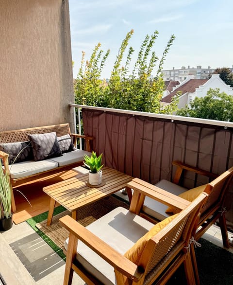 Spring, View (from property/room), Balcony/Terrace, Dining area, Quiet street view