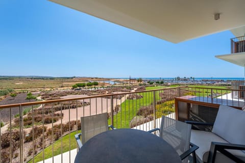 Natural landscape, View (from property/room), Balcony/Terrace, Dining area, Sea view